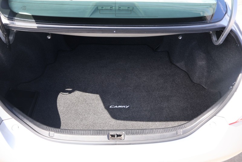 Toyota Camry Vehicle Full-screen Gallery Image 08