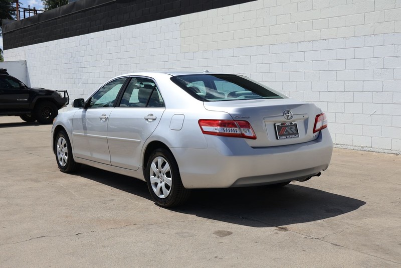 Toyota Camry Vehicle Full-screen Gallery Image 09