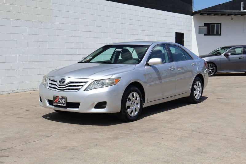 Toyota Camry Vehicle Full-screen Gallery Image 11