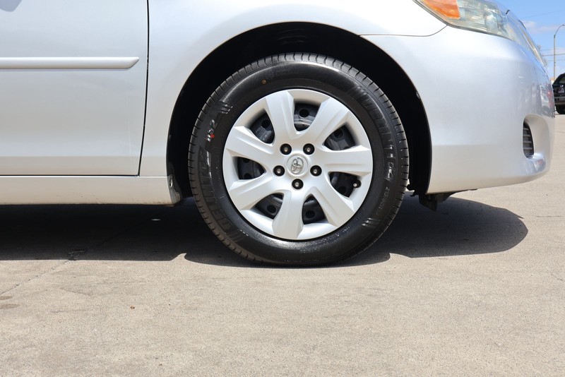 Toyota Camry Vehicle Full-screen Gallery Image 13