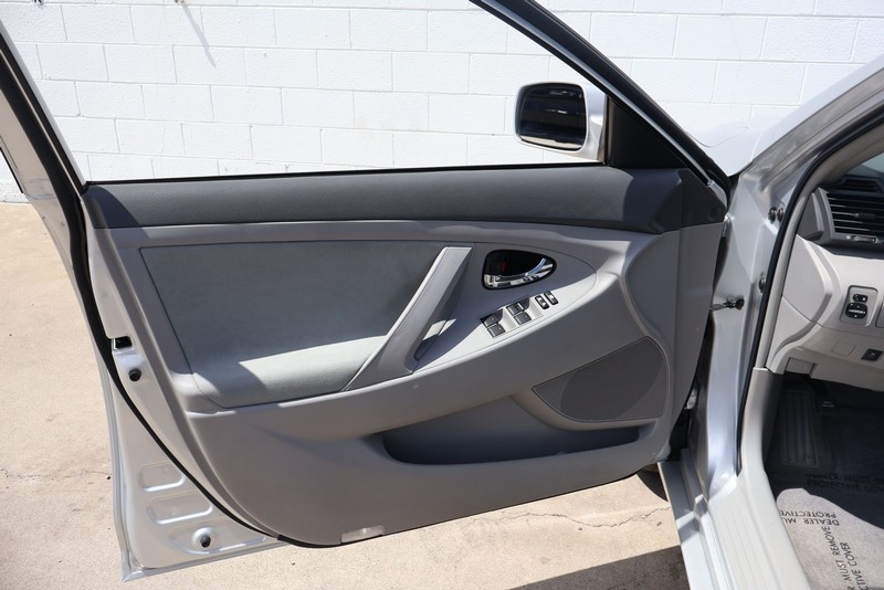 Toyota Camry Vehicle Full-screen Gallery Image 14