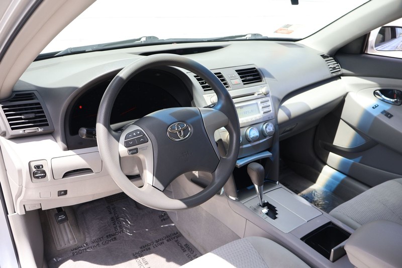 Toyota Camry Vehicle Full-screen Gallery Image 15