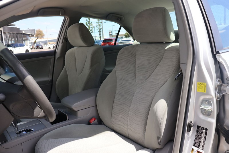 Toyota Camry Vehicle Full-screen Gallery Image 16