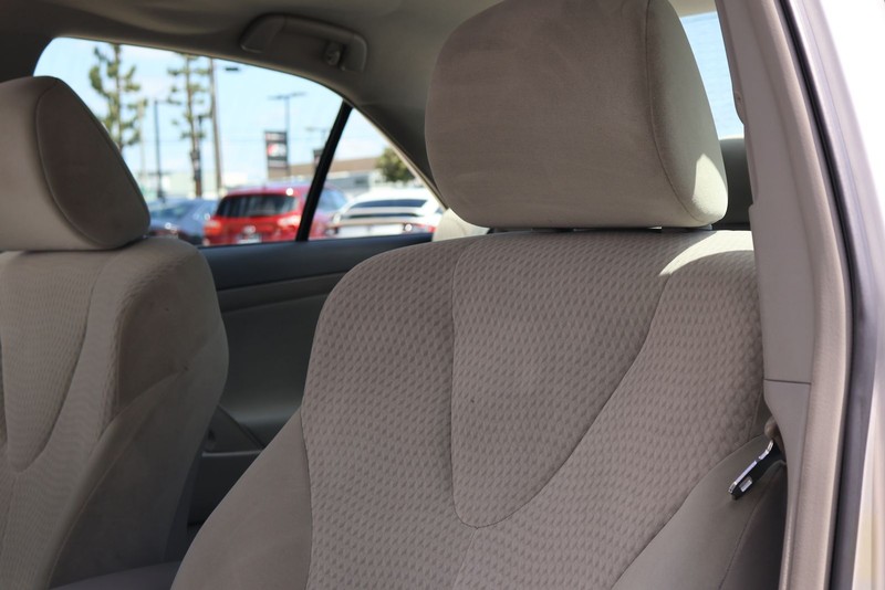 Toyota Camry Vehicle Full-screen Gallery Image 17