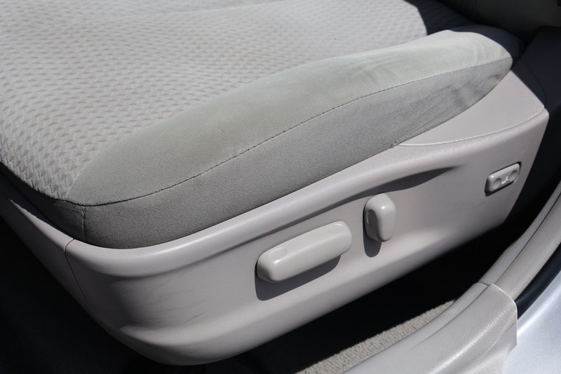 Toyota Camry Vehicle Full-screen Gallery Image 18