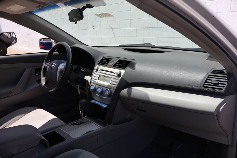 Toyota Camry Vehicle Full-screen Gallery Image 19