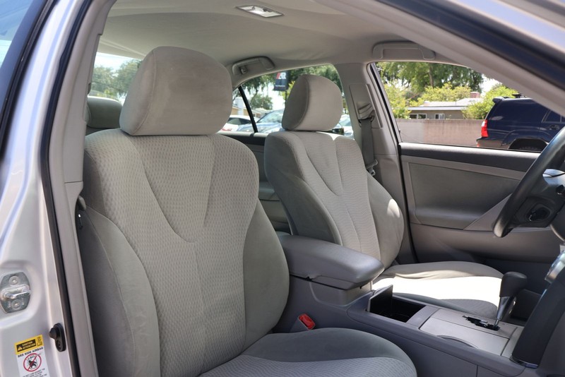 Toyota Camry Vehicle Full-screen Gallery Image 20