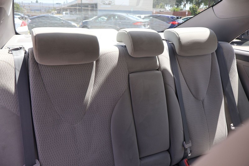 Toyota Camry Vehicle Full-screen Gallery Image 21