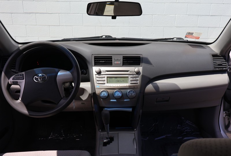 Toyota Camry Vehicle Full-screen Gallery Image 22