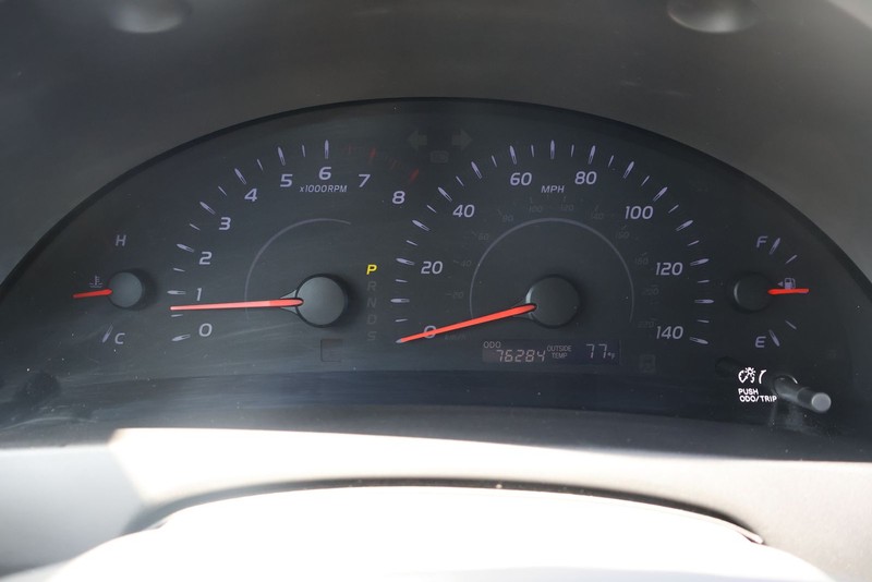 Toyota Camry Vehicle Full-screen Gallery Image 23