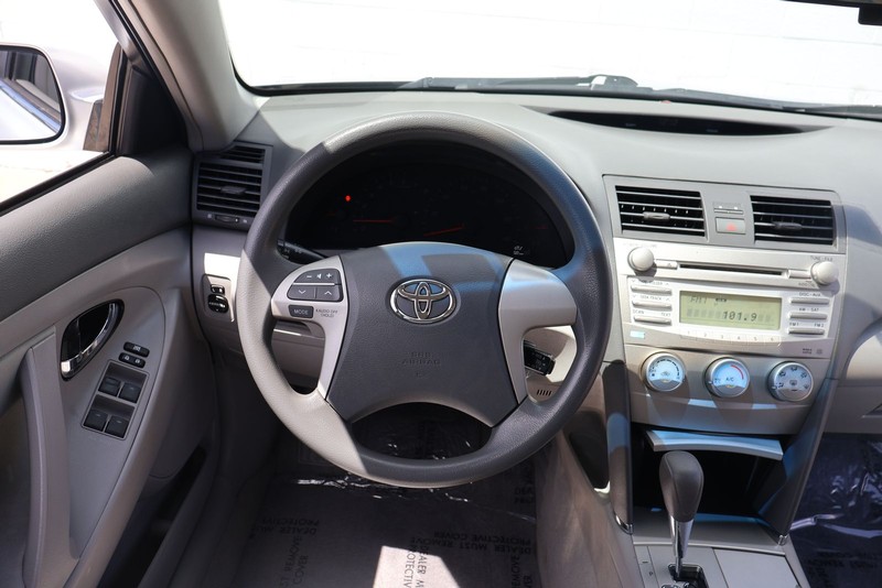 Toyota Camry Vehicle Full-screen Gallery Image 24