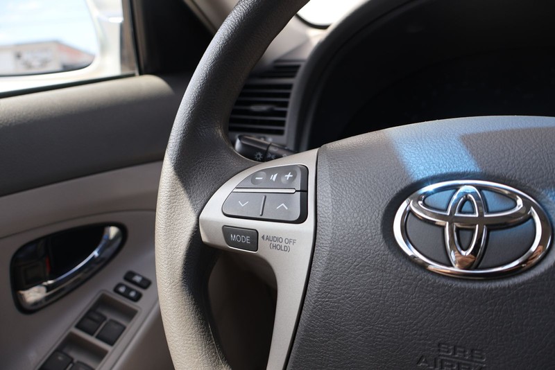 Toyota Camry Vehicle Full-screen Gallery Image 25
