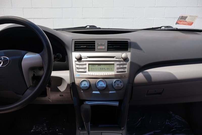 Toyota Camry Vehicle Full-screen Gallery Image 27