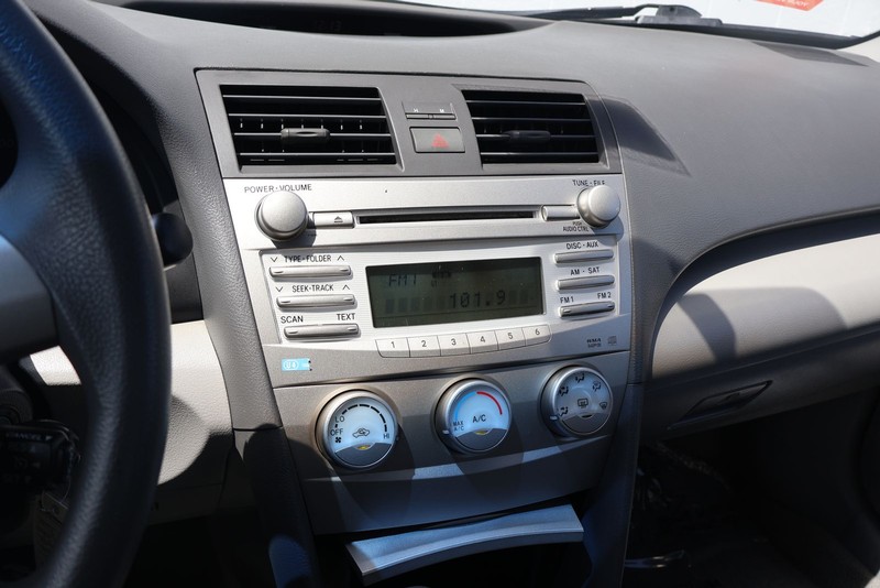 Toyota Camry Vehicle Full-screen Gallery Image 28