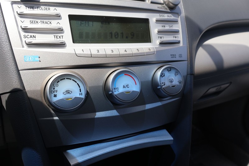 Toyota Camry Vehicle Full-screen Gallery Image 29