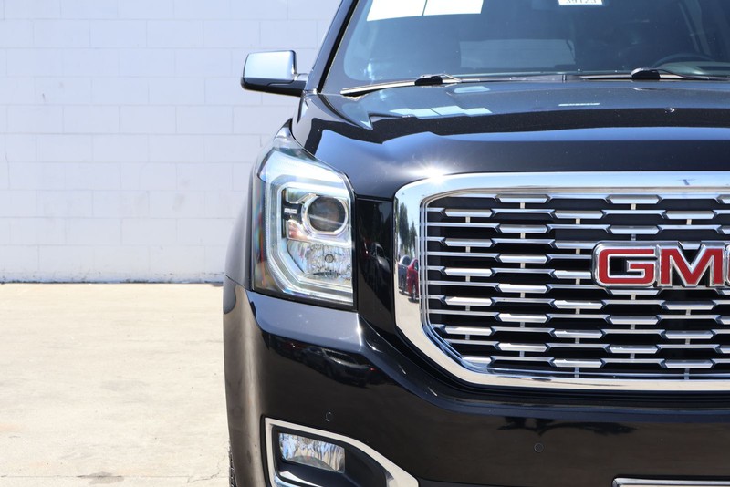 GMC Yukon XL Vehicle Full-screen Gallery Image 03