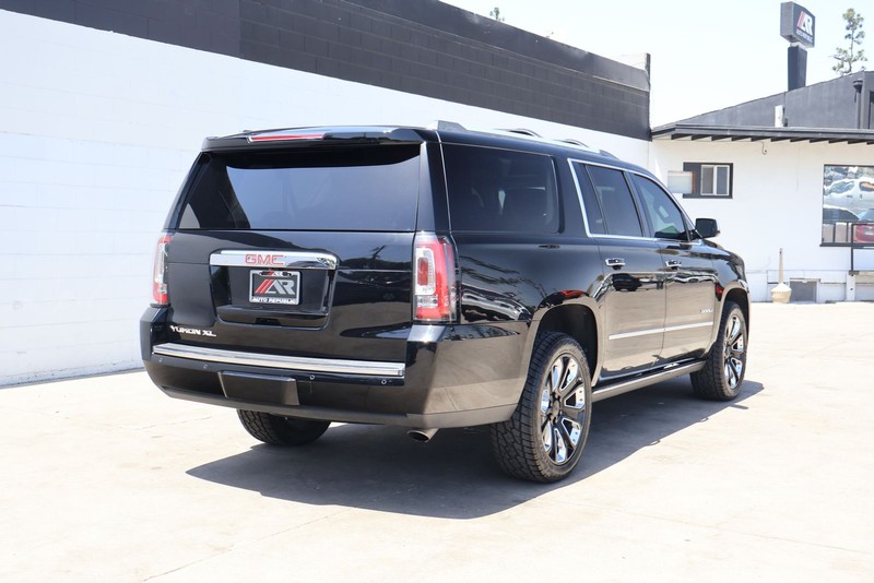GMC Yukon XL Vehicle Full-screen Gallery Image 05