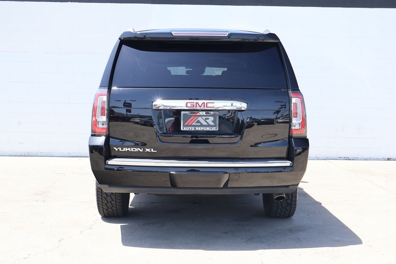 GMC Yukon XL Vehicle Full-screen Gallery Image 06