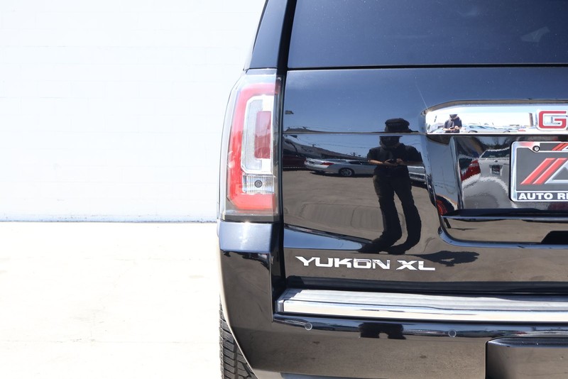 GMC Yukon XL Vehicle Full-screen Gallery Image 07