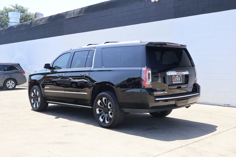 GMC Yukon XL Vehicle Full-screen Gallery Image 09