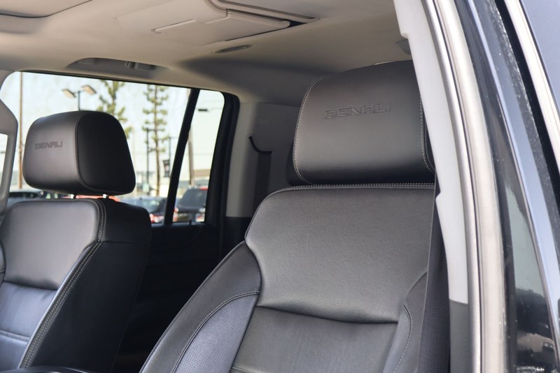 GMC Yukon XL Vehicle Full-screen Gallery Image 17