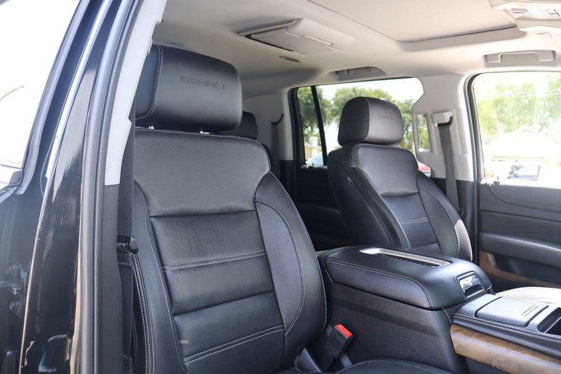 GMC Yukon XL Vehicle Full-screen Gallery Image 19