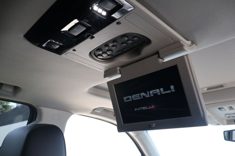 GMC Yukon XL Vehicle Full-screen Gallery Image 23