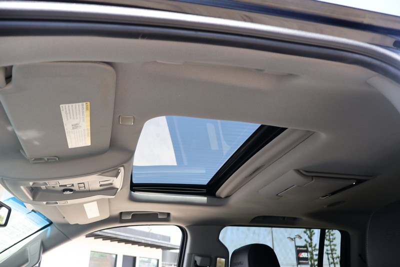 GMC Yukon XL Vehicle Full-screen Gallery Image 34