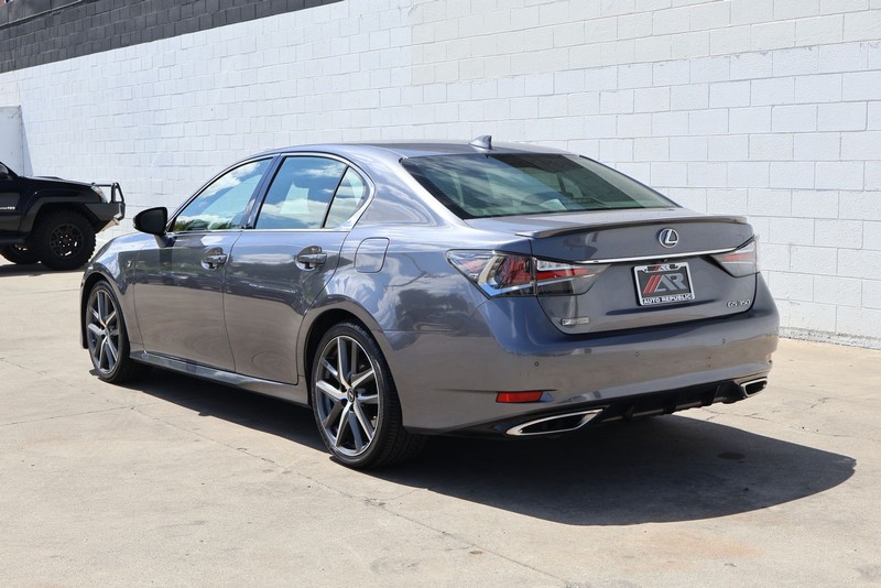 Lexus GS 350 Vehicle Full-screen Gallery Image 10