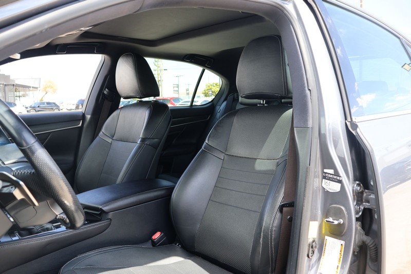 Lexus GS 350 Vehicle Full-screen Gallery Image 17