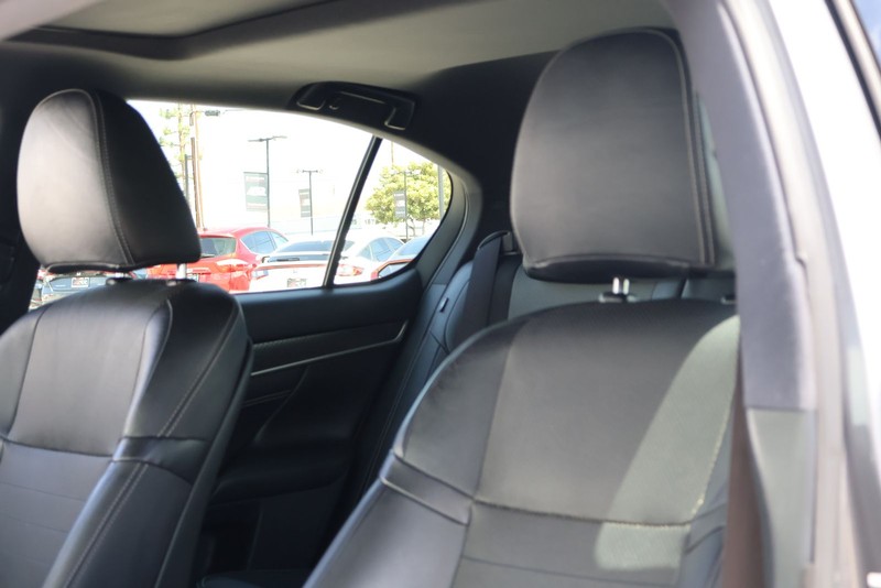 Lexus GS 350 Vehicle Full-screen Gallery Image 18