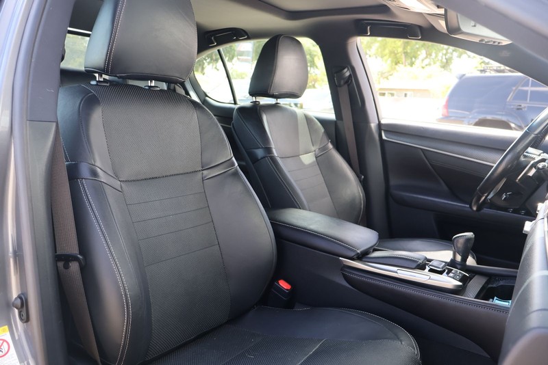 Lexus GS 350 Vehicle Full-screen Gallery Image 20