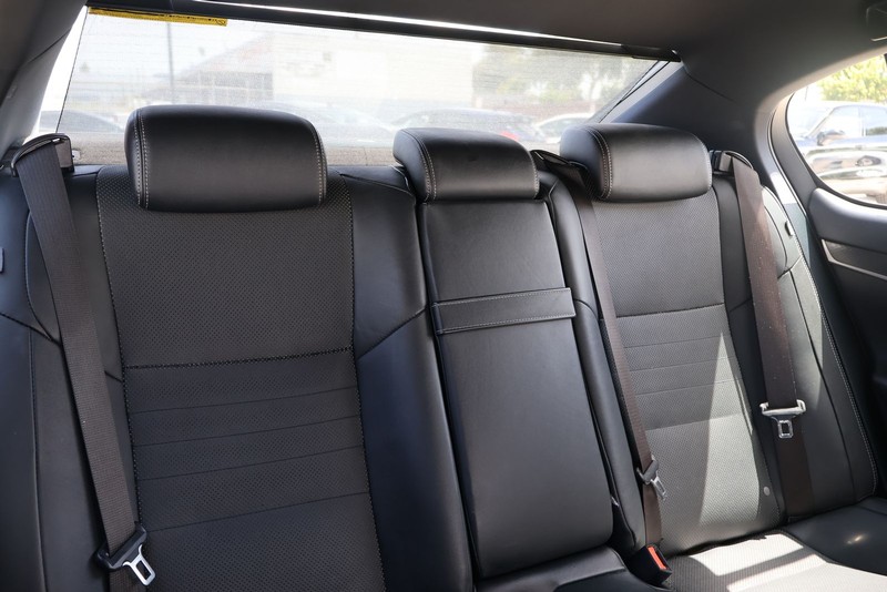 Lexus GS 350 Vehicle Full-screen Gallery Image 21