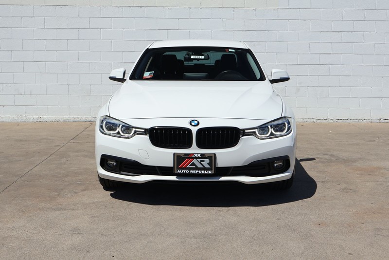 BMW 320i Vehicle Full-screen Gallery Image 02