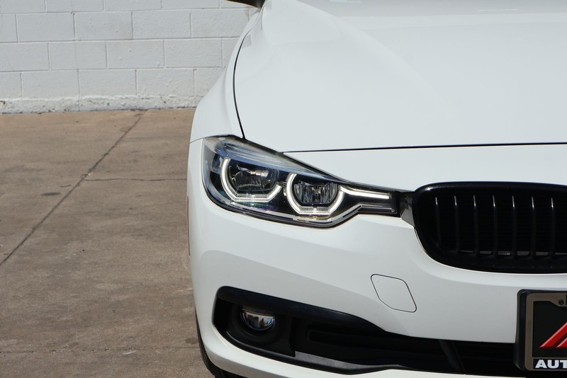 BMW 320i Vehicle Full-screen Gallery Image 03