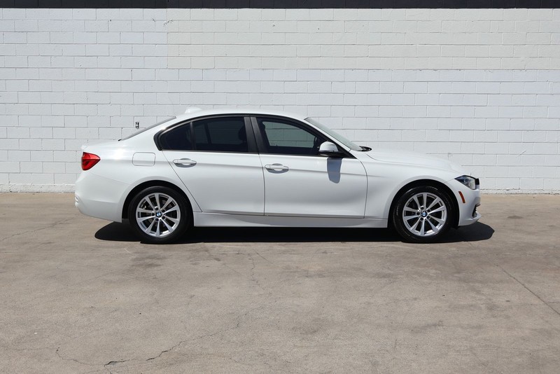 BMW 320i Vehicle Full-screen Gallery Image 04