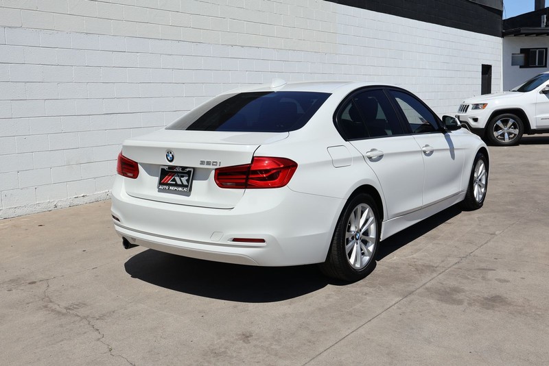 BMW 320i Vehicle Full-screen Gallery Image 05