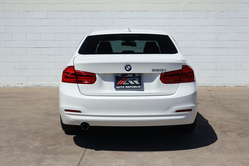 BMW 320i Vehicle Full-screen Gallery Image 06