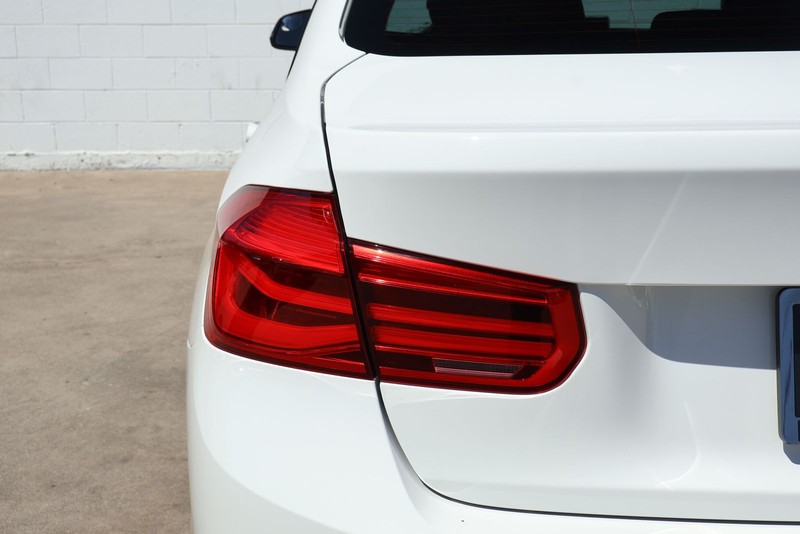 BMW 320i Vehicle Full-screen Gallery Image 07