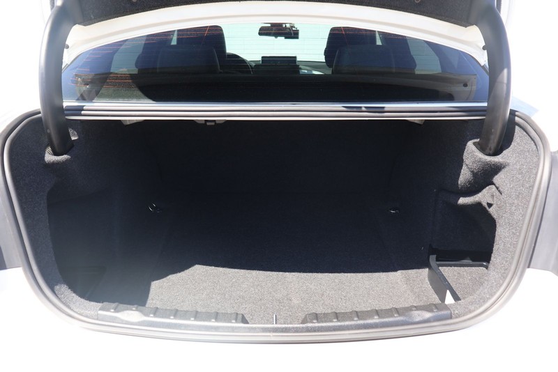 BMW 320i Vehicle Full-screen Gallery Image 08