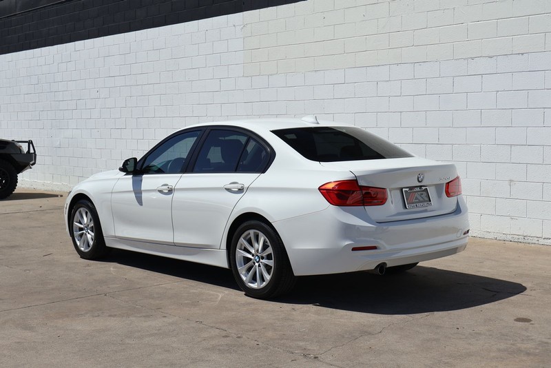 BMW 320i Vehicle Full-screen Gallery Image 09