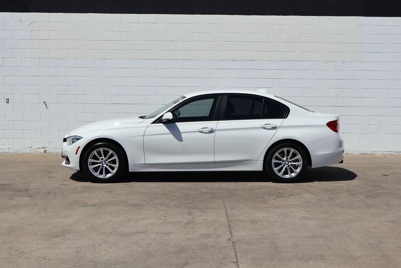 BMW 320i Vehicle Full-screen Gallery Image 10