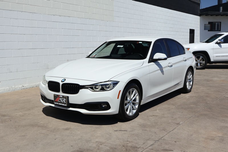 BMW 320i Vehicle Full-screen Gallery Image 11