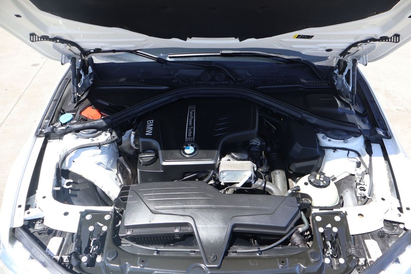 BMW 320i Vehicle Full-screen Gallery Image 12