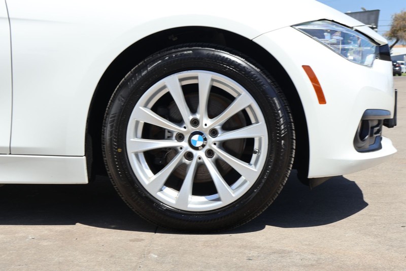 BMW 320i Vehicle Full-screen Gallery Image 13