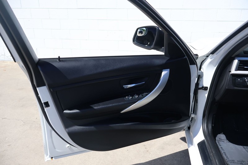 BMW 320i Vehicle Full-screen Gallery Image 14