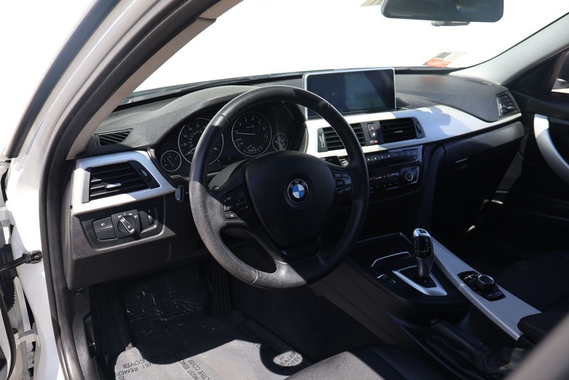 BMW 320i Vehicle Full-screen Gallery Image 15
