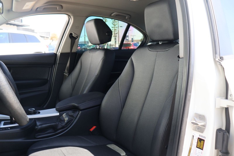 BMW 320i Vehicle Full-screen Gallery Image 16