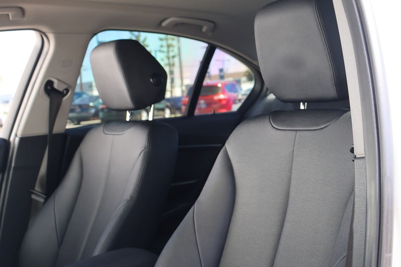 BMW 320i Vehicle Full-screen Gallery Image 17