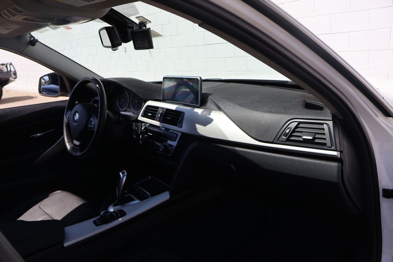 BMW 320i Vehicle Full-screen Gallery Image 18